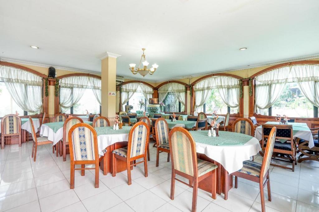 Istana Permata Juanda Hotel Sawotratap Ngoại thất bức ảnh