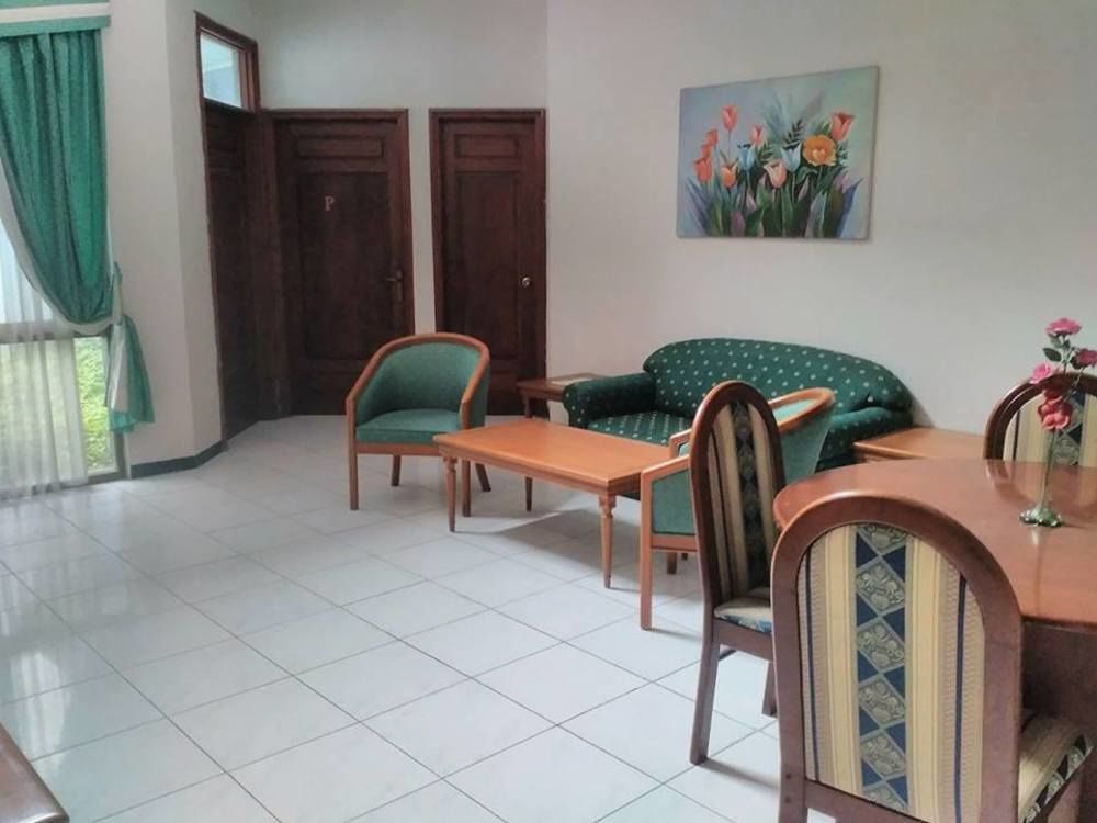 Istana Permata Juanda Hotel Sawotratap Ngoại thất bức ảnh