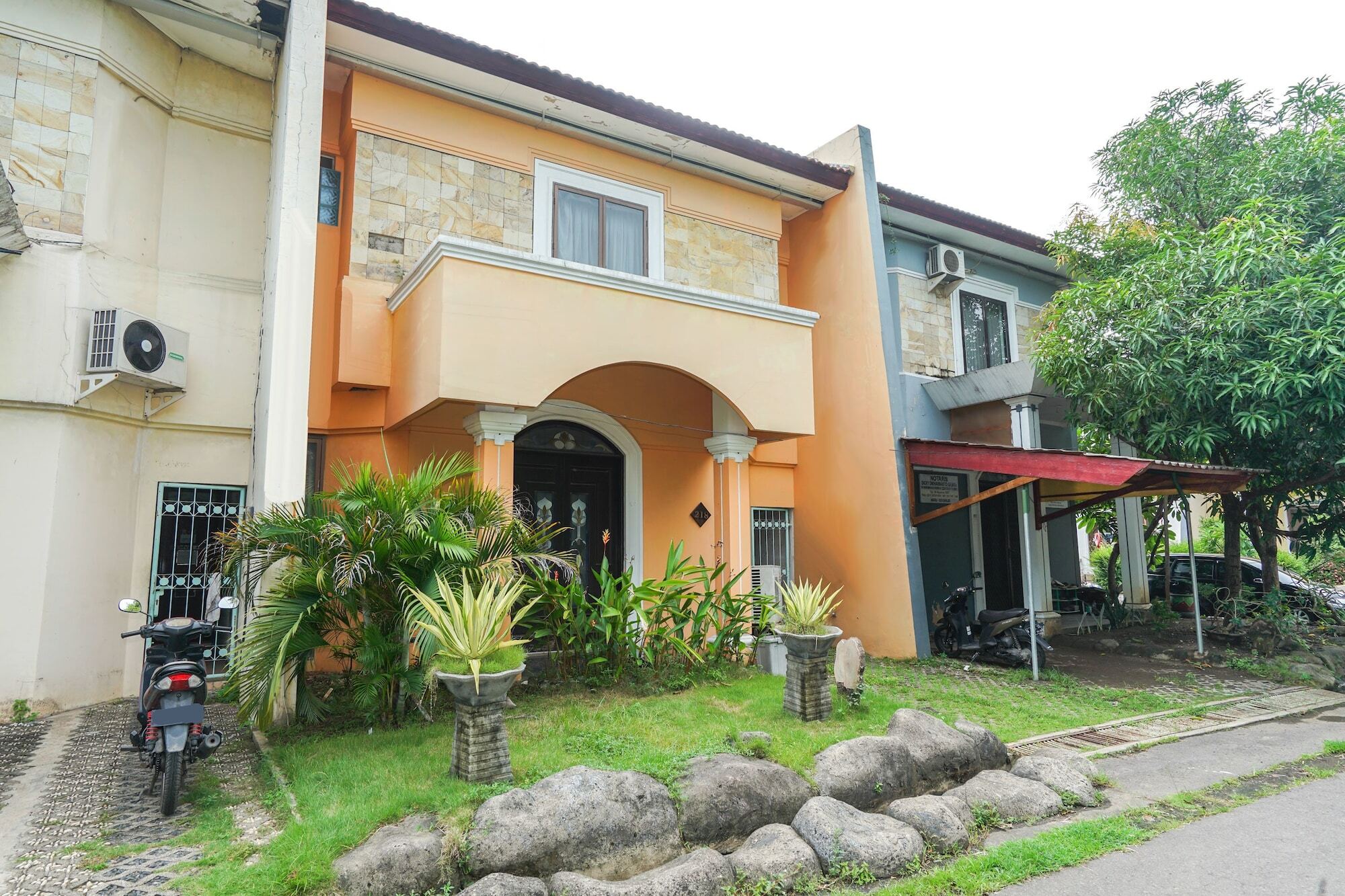 Istana Permata Juanda Hotel Sawotratap Ngoại thất bức ảnh